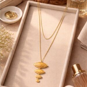 ✨ Kendra Scott Statement Necklace – Iridescent Peach & Gold ✨